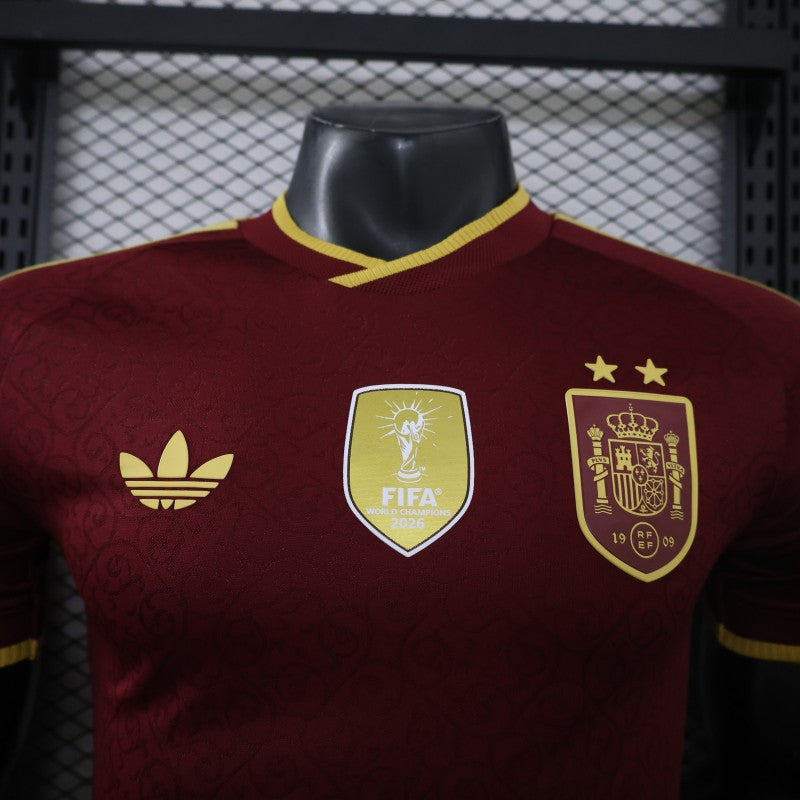 Camiseta España 2026/27 — detalle escudo RFEF y FIFA
